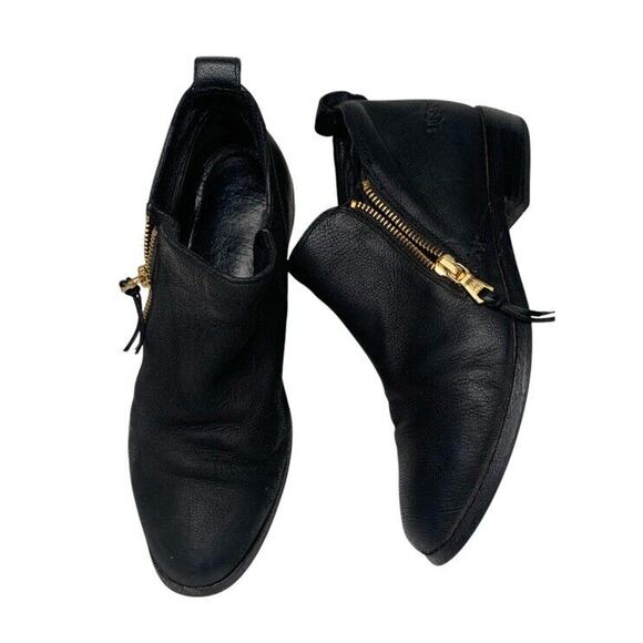 UGG Glee Leather Ankle Bootie Black 7.5- size zip, logo stylish and comfortable - Picture 1 of 10